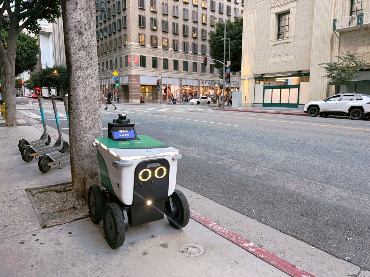 歩道で待機する配達ロボット