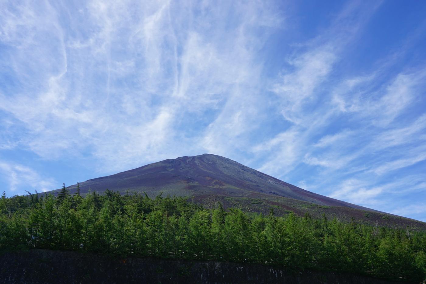 青空と巻雲の下の富士山